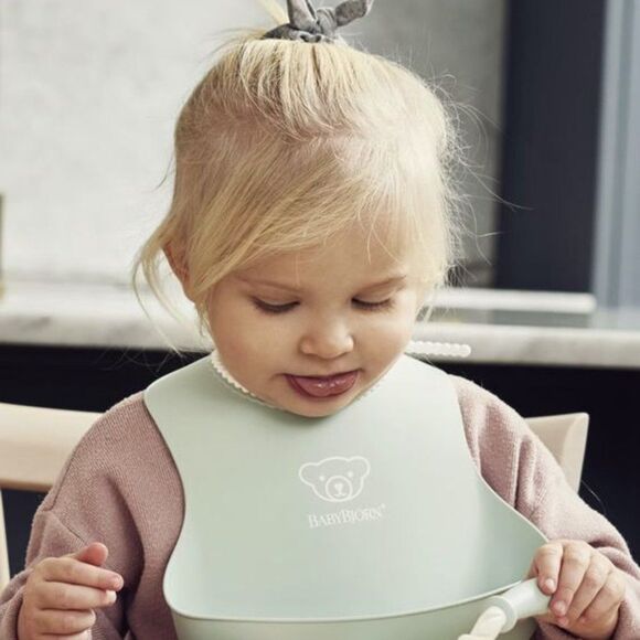 𝅺NEW BabyBjorn 2-Piece Baby Bibs Powder Green & Powder Pink - Picture 1 of 4